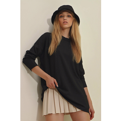 Trend Alaçati Stili Womens Black Crew-neck Basic Seasonal Oversize Blouse with slits in the sides