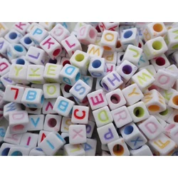 Plastčna kocka 8 mm bela sa sarenim slovima
