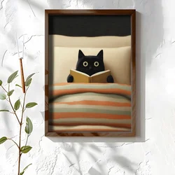WallXpert uramljena MDF slika NAL111-70, crna mačka čita knjigu u krevetu pod prugastim ćebetom, 50 x 70 cm