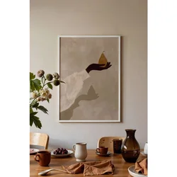 WallXpert uramljena slika 115187, tamna ruka sa zlatnom kruškom na sivobež pozadini, 30 x 40 cm, beli ram