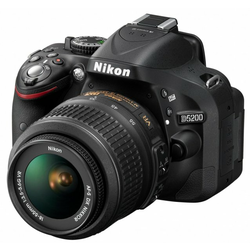NIKON D-SLR fotoaparat D5200 + AF-S 18-55 DX VR, črn