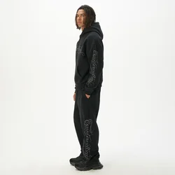 Cropp - Sportske jogger pantalone s printom - CRNO