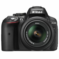 NIKON D-SLR fotoaparat D5300 + 18-55 VR + Darilo