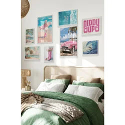 WallXpert set od 8 uramljenih slika Çgs-010, tropski roze motivi – kabriolet, palme, surfer, kaubojske čizme i natpis Giddy Up, beli ram