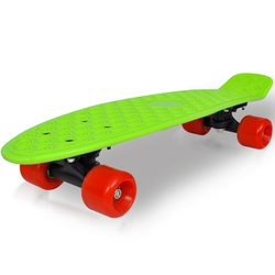 Retro Skateboard s zelenim vrhom i crvenim kotačima