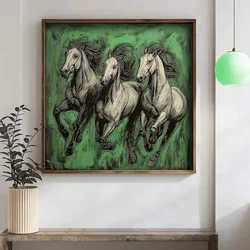WallXpert uramljena MDF slika DOS022-50, tri bela konja u galopu na zelenoj pozadini, 50 x 50 cm