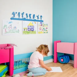 WallXpert metalni zidni držač za dečije crteže PLY-ED-35, siluete dece u igri, 70 x 13 cm, plavi