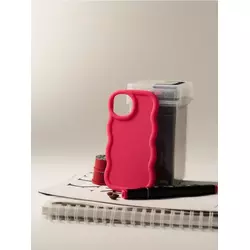 Sinsay - Jednobojna futrola za iPhone 15 sa talasastim ivicama - roze