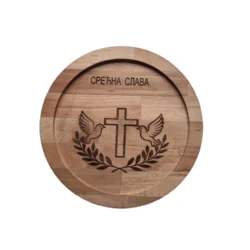 Arboréa Okrugla slavska daska sa gravurom krsta i golubica – drvena Dimenzija fi 30 x 1.9 cm