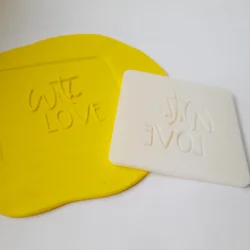 KREATIVNI SLATKIŠI Modla za kolače i ukrase With love, 7 cm, Bela
