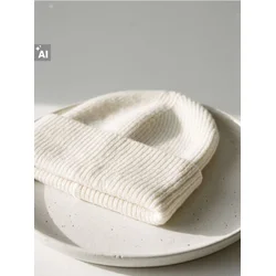 Sinsay - Rebrasta beanie kapa - krem