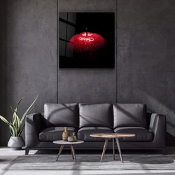 WallXpert slika na kaljenom staklu Kgls_1028, crvena jabuka sa kapima vode na crnoj pozadini, 80 x 80 cm