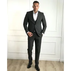 Elegantno muško odelo u tamnosivoj boji