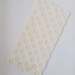 KREATIVNI SLATKIŠI Emboser pločica za dekorisanje kolača Usne, 8x16 cm, Bela