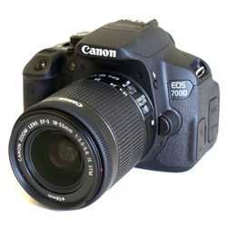 CANON D-SLR fotoaparat EOS 700D + 18-55mm DC III