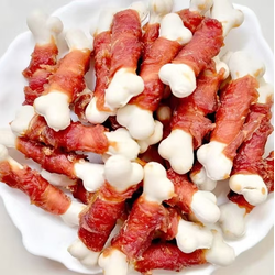 KOZMO Žvakalica za pse Kost od kalcijuma obmotana pačetinom, 500g