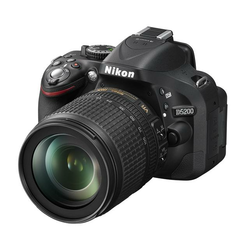 NIKON D-SLR fotoaparat D5200 + objektiv 18-105mm VR, črn