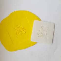 KREATIVNI SLATKIŠI Modla za kolače i ukrase Mr&Mrs, 6 cm, Bela