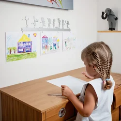 WallXpert metalni zidni držač za dečije crteže PLY-ED-37, siluete dece u igri, 70 x 13 cm, srebrni