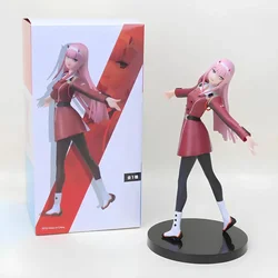 Figurica anime dekleta z rožnatimi lasmi v rdeči obleki