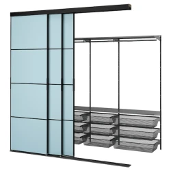 SKYTTA / BOAXEL Ulazni garderober s kliznim vratima, crna metal/Mehamn svetloplava, 251x115x240 cm