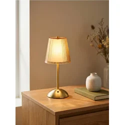 Sinsay - LED stolna lampa sa rebrastim abažurom i zlatnim detaljima - zlatno braon