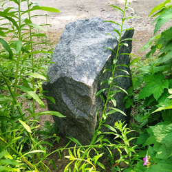 Taidekivi Baštenski kamen, Sivi granit, H50 cm, O35 cm
