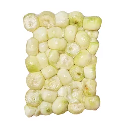 Sveža čebula, olupljena