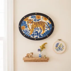 WallXpert drveni zidni ukras ALQ152-S, tigar među plavim lišćem i žutim cvećem, 23 x 30 cm