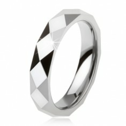 Prsten od volframa čelično sive boje, geometrijski brušena površina