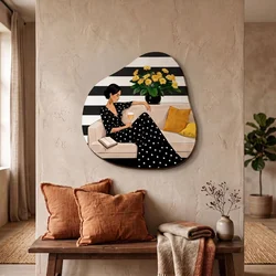 WallXpert MDF zidna slika nepravilnog oblika ART3DCNCMDL3, žena u haljini na tačkice čita na sofi uz žuto cveće, 45 x 43 cm