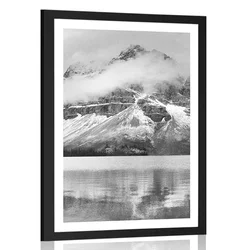 Plakat s paspartujem jezero v bližini čudovite gore v črnobeli varianti - 40x60 silver