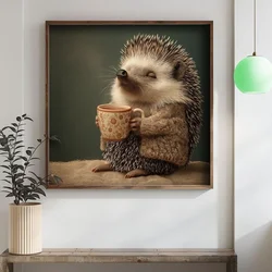 WallXpert uramljena MDF slika DOS010-70, jež u džemperu drži šolju na tamnozelenoj pozadini, 70 x 70 cm