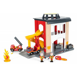 BRIO World 33833 Große Feuerwehr Station - Feuerwache mit Feuerwehr-Einsatzfahrzeug und Feuerwehrmann - Kleinkindspielzeug empfohlen ab 3 Jahren