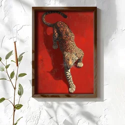 WallXpert uramljena MDF slika NAL043-46, leopard se šunja na crvenoj pozadini, 35,5 x 47 cm