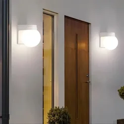 Bela fasadna lampa kugla