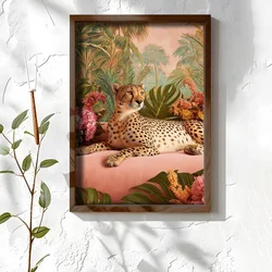 WallXpert uramljena MDF slika NAL091-70, gepard leži na roze sofi među tropskim lišćem i cvećem, 50 x 70 cm