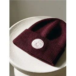 Sinsay - Rebrasta beanie kapa sa prišivkom - maroon