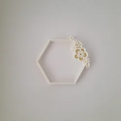 KREATIVNI SLATKIŠI Modla za kolače i ukrase Cvetni ram šestougao, 10 cm, Bela