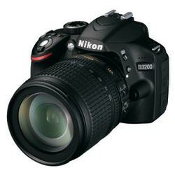 NIKON D-SLR fotoaparat D3200 Kit AF-S DX 18-105mm VR črn + torbica + kartica