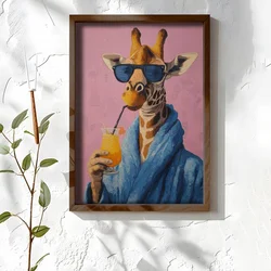 WallXpert uramljena MDF slika NAL002-46, žirafa sa naočarima za sunce u plavom bademantilu pije sok, 35,5 x 47 cm
