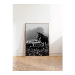 WallXpert uramljena slika 115225, crni konj i klasični kabriolet u magli, crno-belo, 50 x 70 cm, ram u boji prirodnog drveta