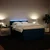 Vidaxl Box spring postelja z vzmetnico modra 160x200 cm žamet