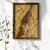 WallXpert uramljena MDF slika NAL037-70, leopard hoda kroz plitku vodu u zlatnim tonovima, 50 x 70 cm