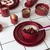 Bordo rdeč porcelanast krožnik o 25 cm Fika – ONA