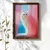 WallXpert uramljena MDF slika NAL064-70, bela mačka viri kroz roze zavese ispred mora, 50 x 70 cm