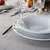 Plitki krožnik 28 cm — Chic Weiss - 492143
