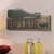 WallXpert zidni ukras od drveta i metala Reserva, natpis „Dad’s Bar“ sa bocom i čašom, 56 x 23,5 cm, zeleno drvo / crni