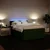 Vidaxl Box spring postelja z vzmetnico temno zelena 140x200 cm žamet