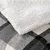 Siva odeja iz sherpa flisa 125x150 cm Ecossais – douceur dintérieur